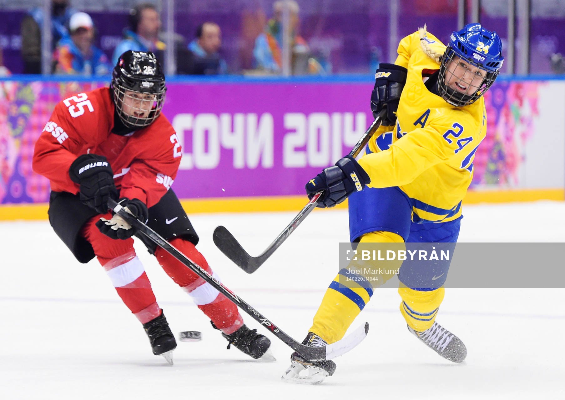 Schweiz Alina Müller ser Sveriges Erika Grahm skjuta ett