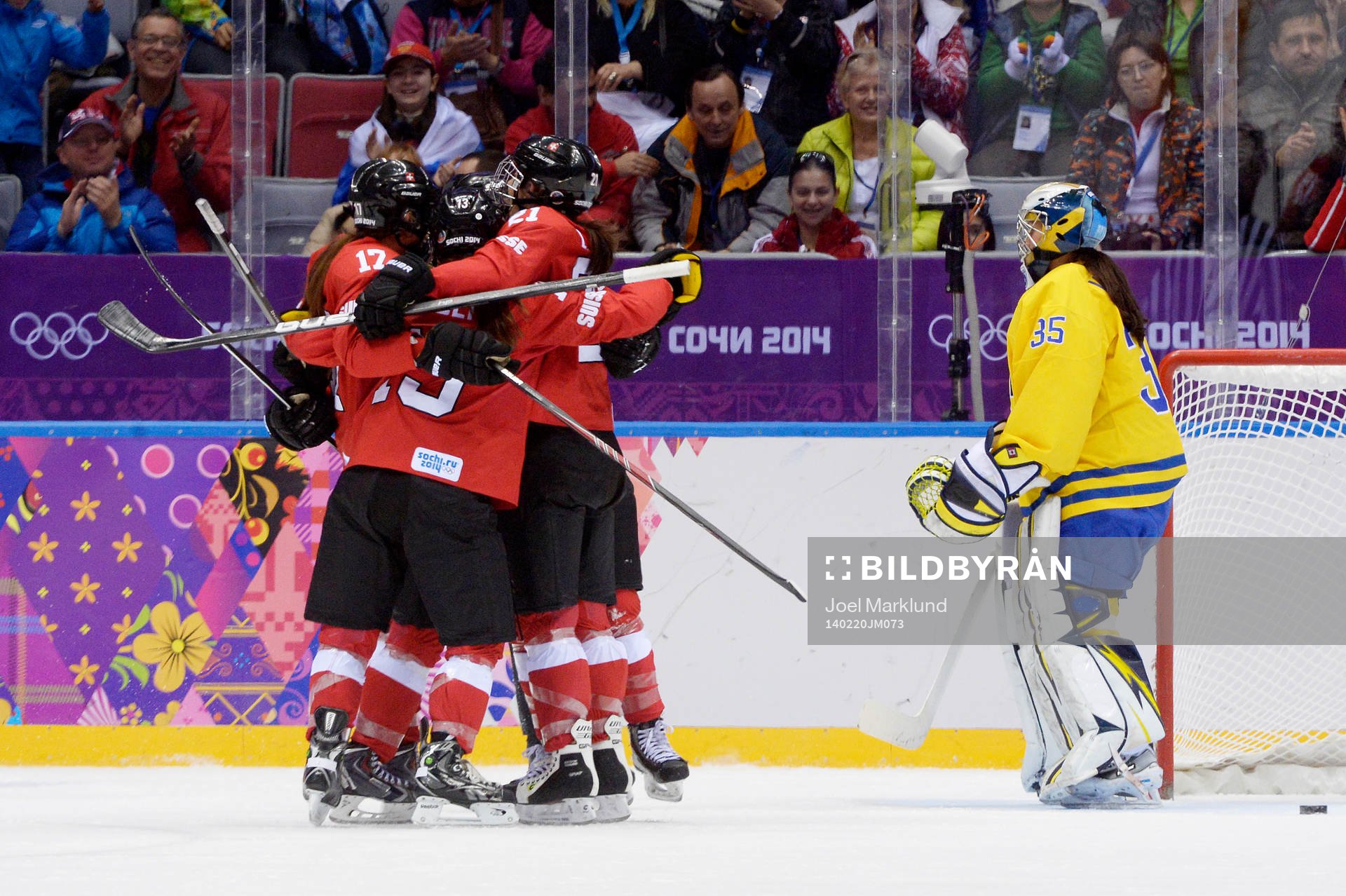 Schweiz Jessica Lutz jublar med hennes lagkamrater