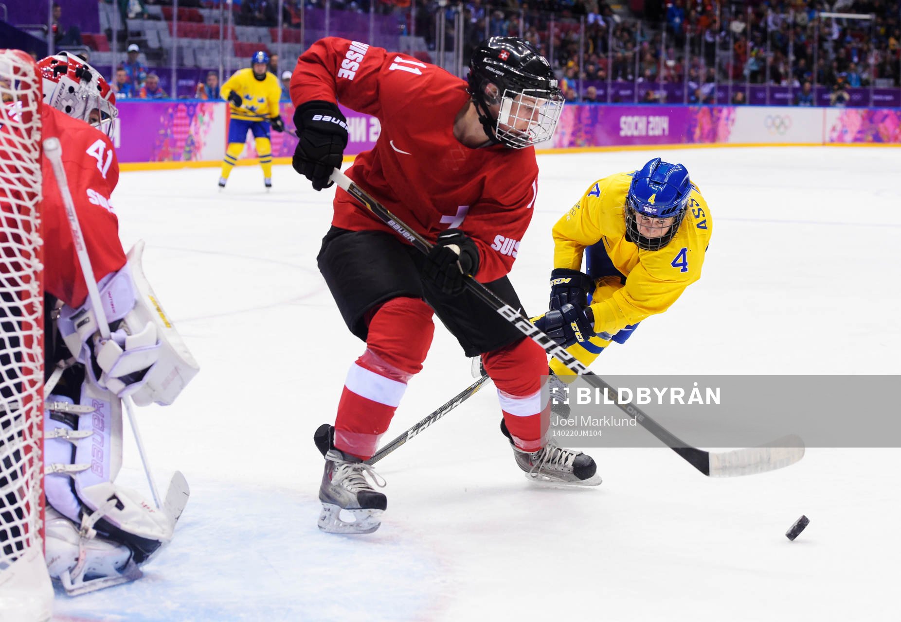 Sveriges Jenni Asserholt jagar pucken