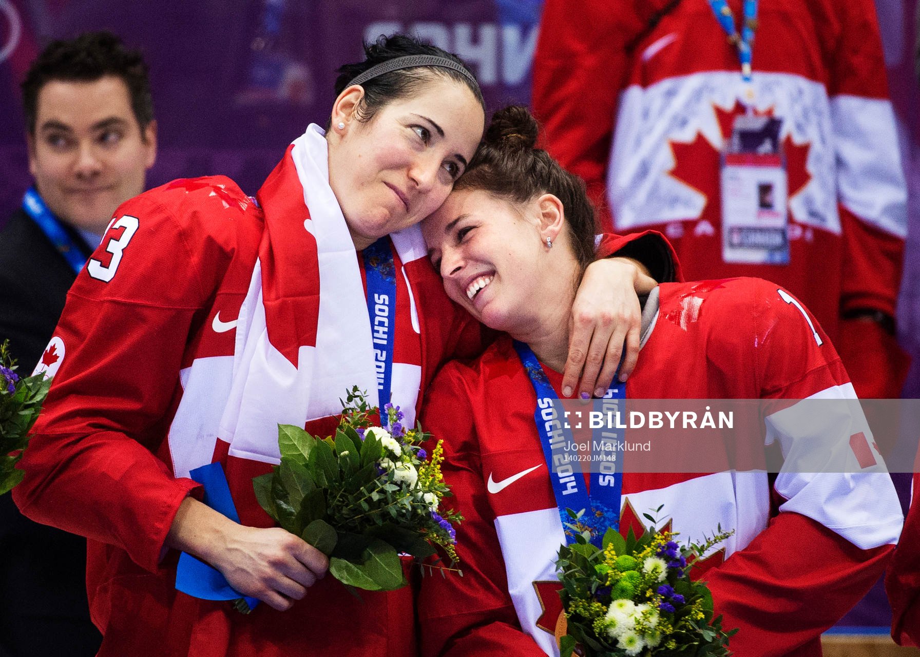 Kanadas Caroline Ouellette och Melodie Daoust kramar om