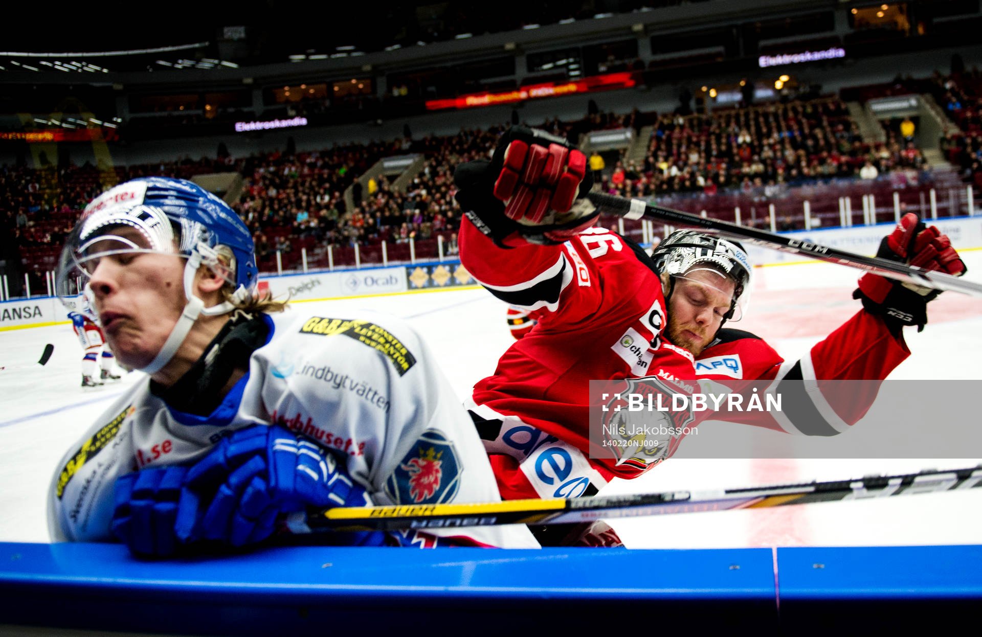 Oskarshamns Emil Sylvegård får en tackling av Malmö