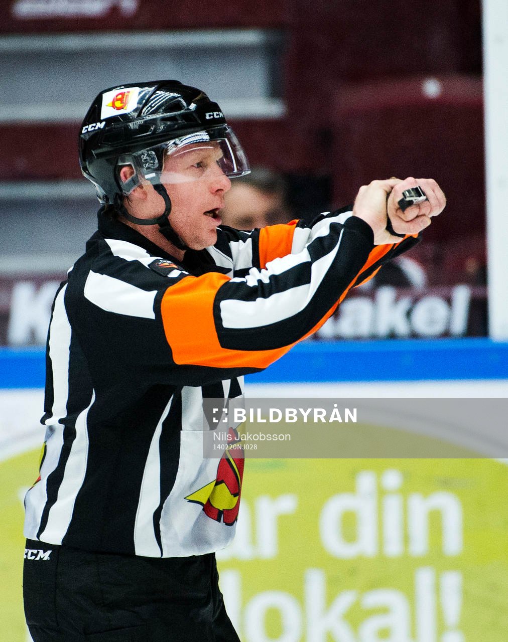 Domare Peter Lyth dömer utvisning för fasthållning