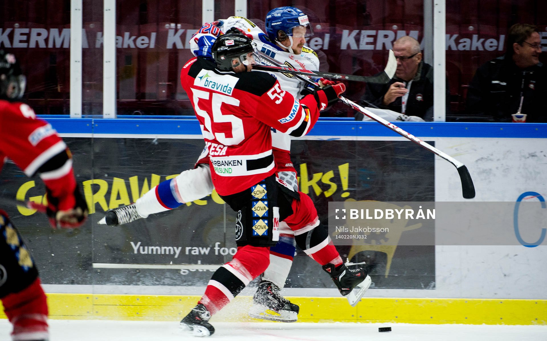 Malmö Redhawks Teemu Kesä tacklar Oskarshamns Mikael