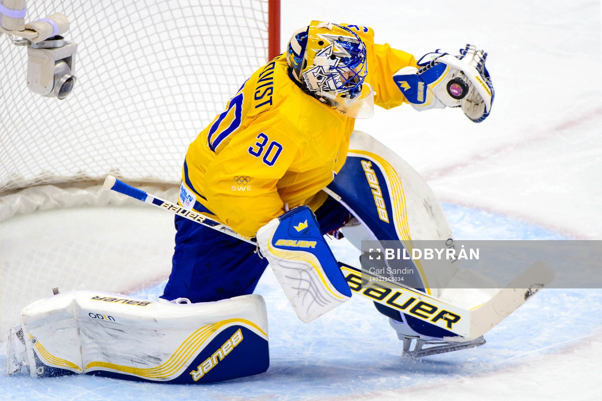 Sveriges målvakt Henrik Lundqvist räddar ett skott