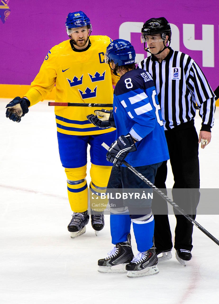 Sveriges Niklas Kronwall och Finlands Teemu Selänne bråkar