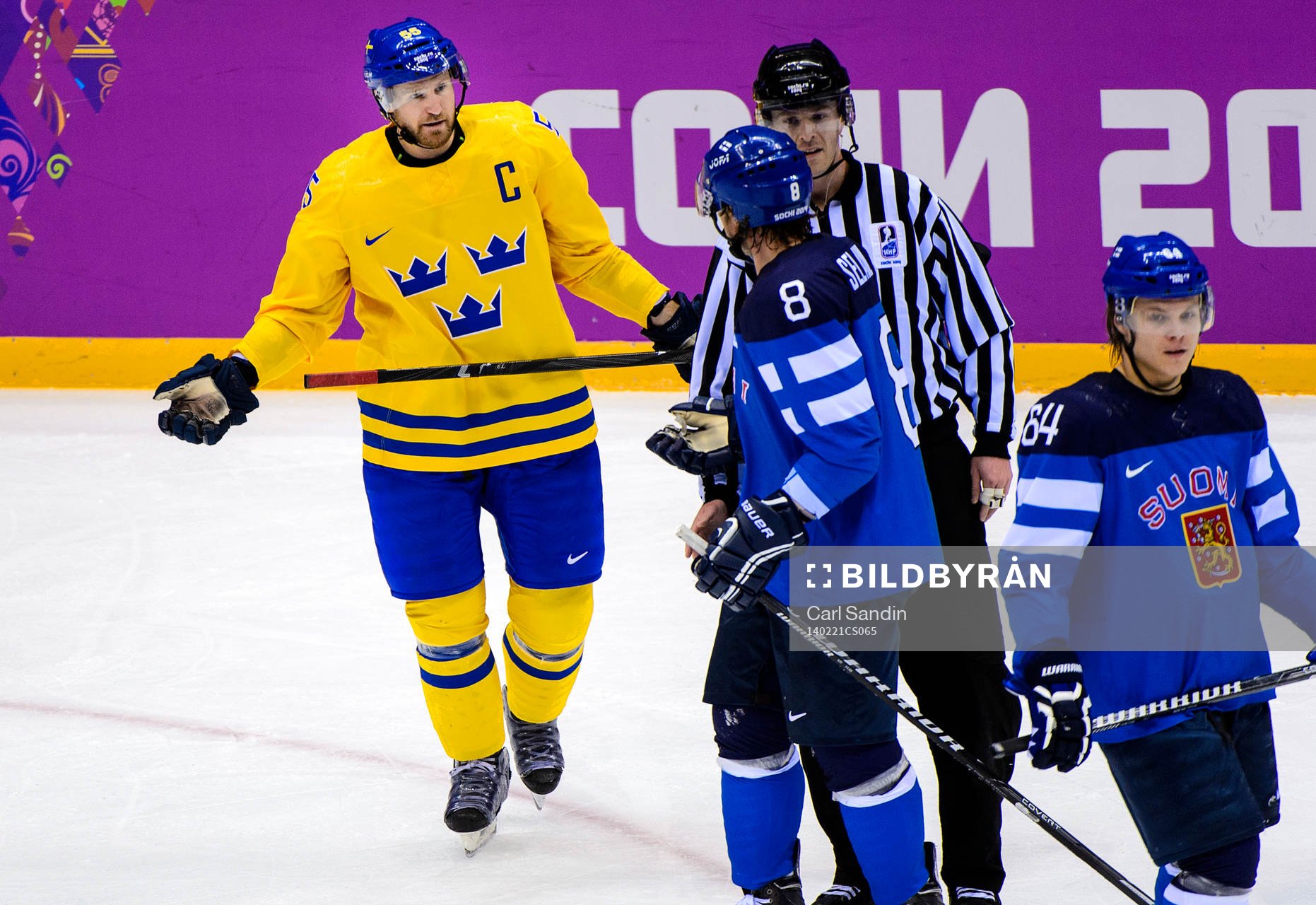 Sveriges Niklas Kronwall och Finlands Teemu Selänne bråkar