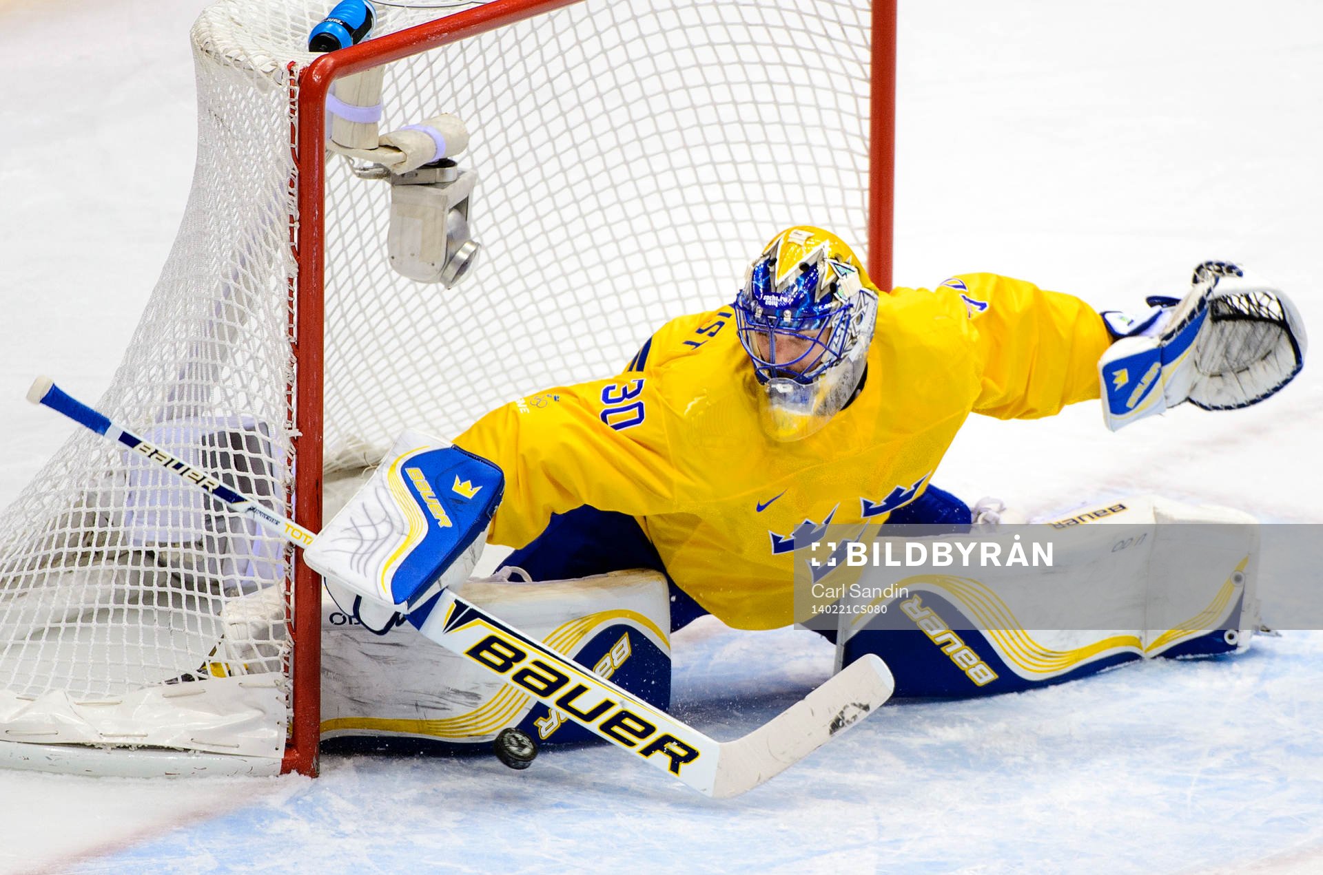 Sveriges målvakt Henrik Lundqvist räddar ett skott