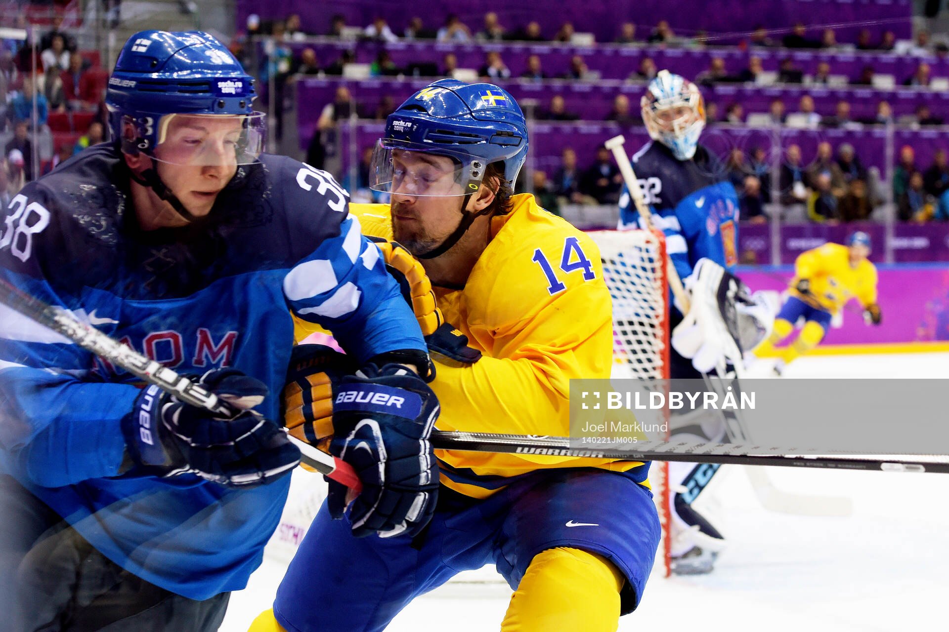 Sveriges Patrik Berglund tacklar Finlands Juuso Hietanen