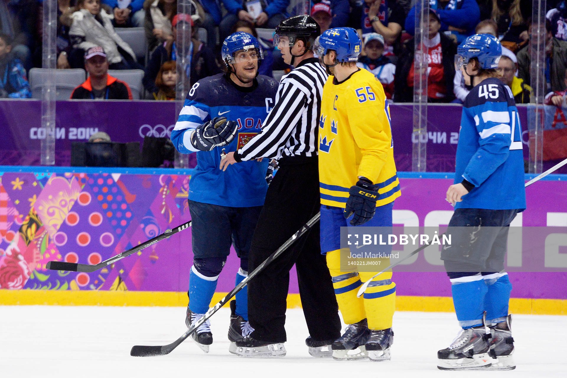 Sveriges Niklas Kronwall (C) och Finlands Teemu Selänne