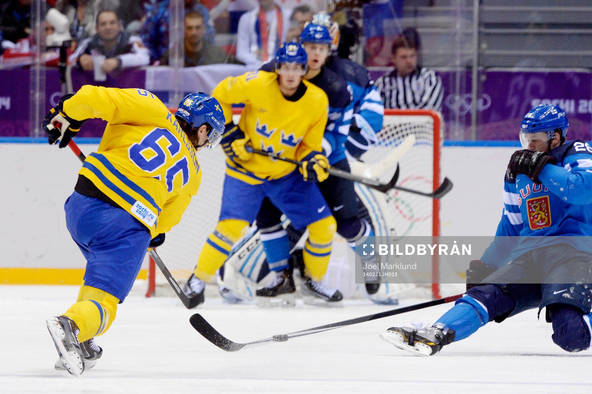 Sveriges Erik Karlsson skjuter ett skott på mål