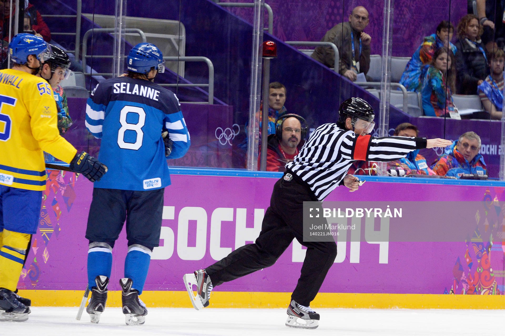 Domaren dömmer mål till Finlands Olli Jokinen