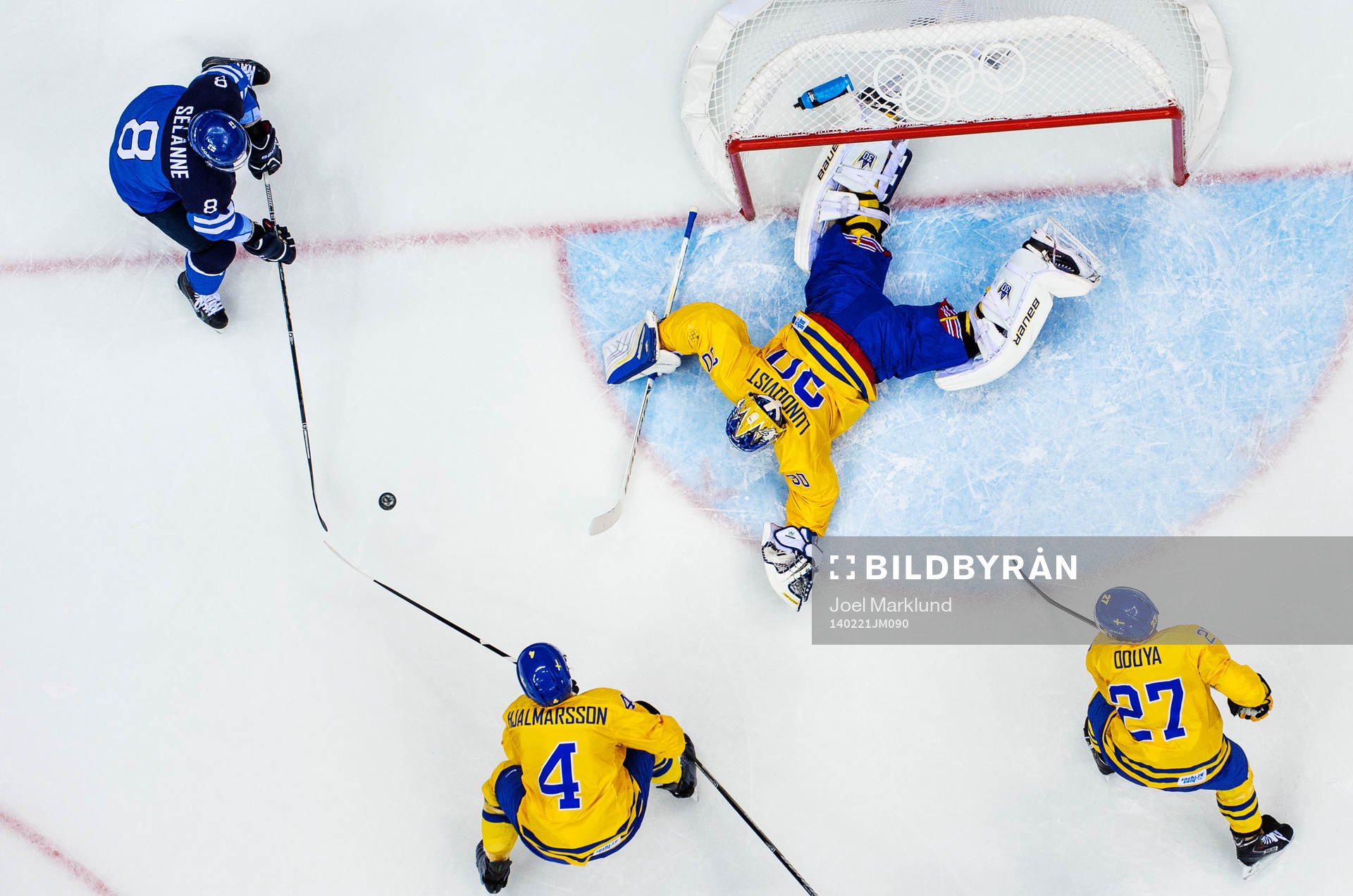 Finlands Teemu Selänne oroar framför Sveriges målvakt