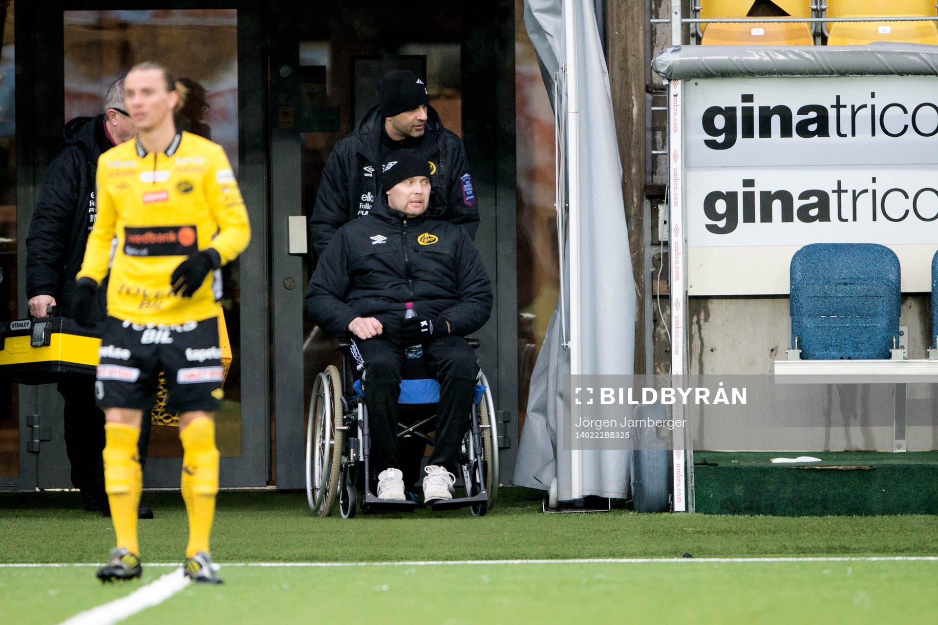 Elfsborgs manager Klas Ingesson körs i i rullstol av