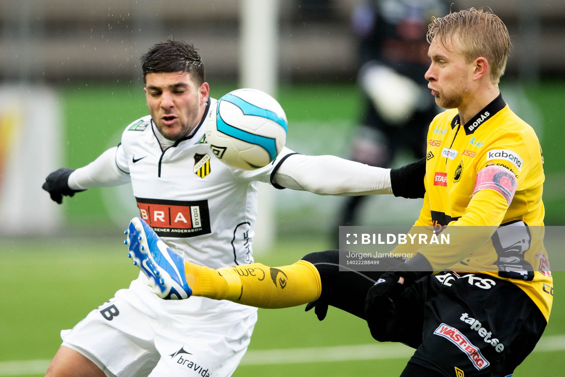 Elfsborgs Johan Larsson  tar ner bollen framför Häckens