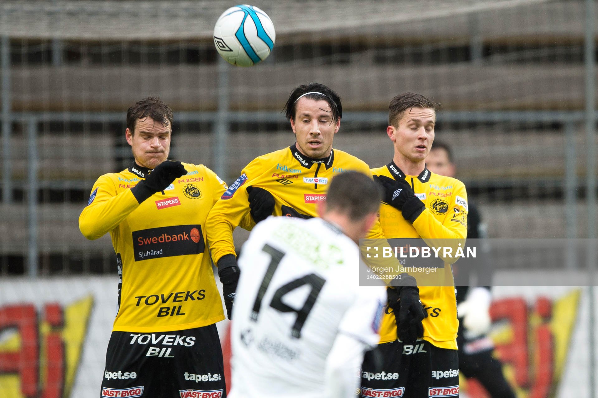 Häckens Martin Ericsson lägger frispark. I Elfsborgs mur