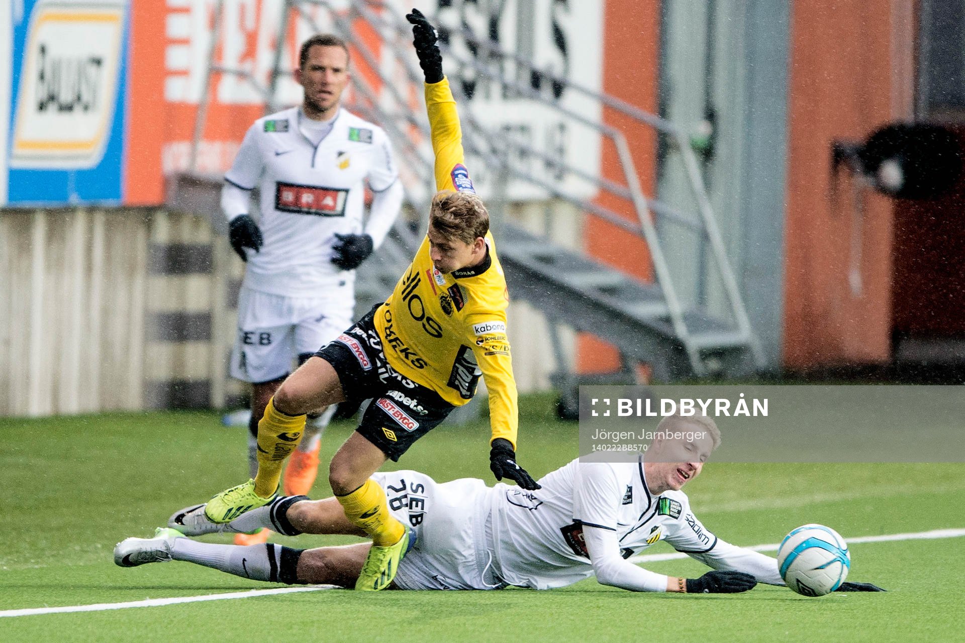 Häckens Samuel Gustafson drar ner Elfsborgs Simon Hedlund