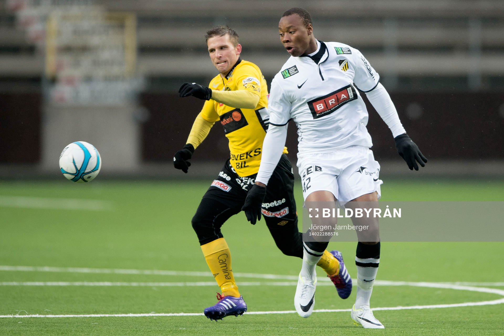 Häckens Carlos Strandberg och Elfsborgs Anders Svensson under träningsmatchen i fotboll mellan Elfsborg och Häcken den 22 februari 2014 i Borås.