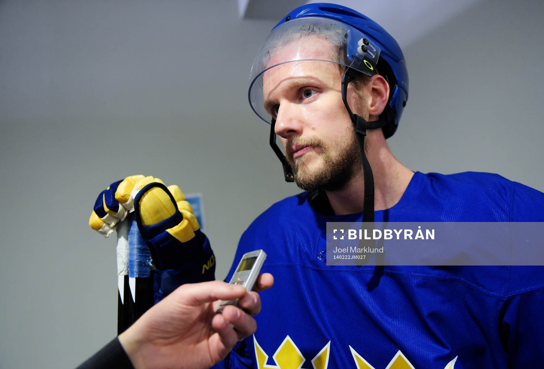 Alexander Edler blir intervjuad av media