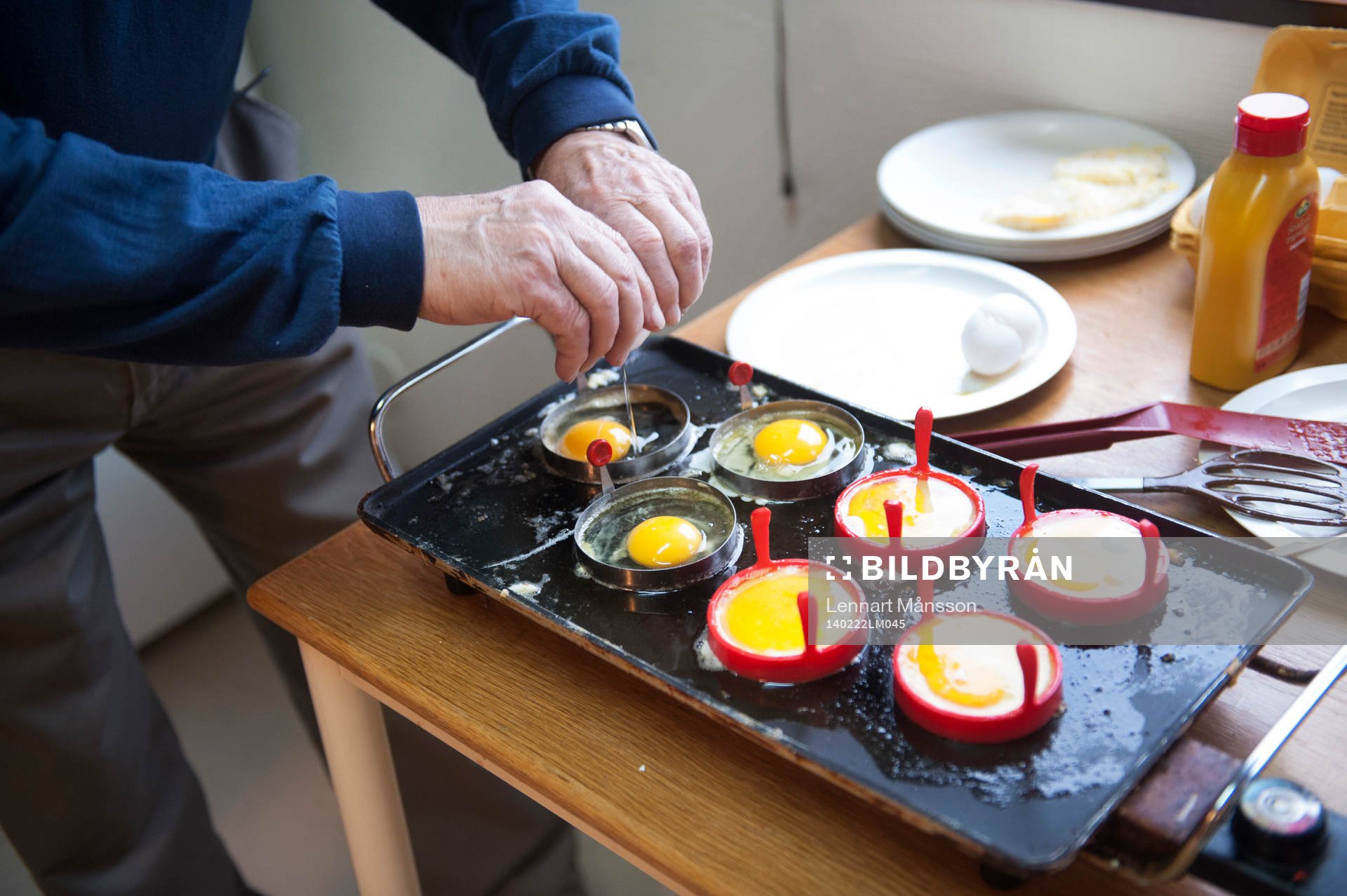 Pelle Stenstrand steker ägg till en närande frukost före