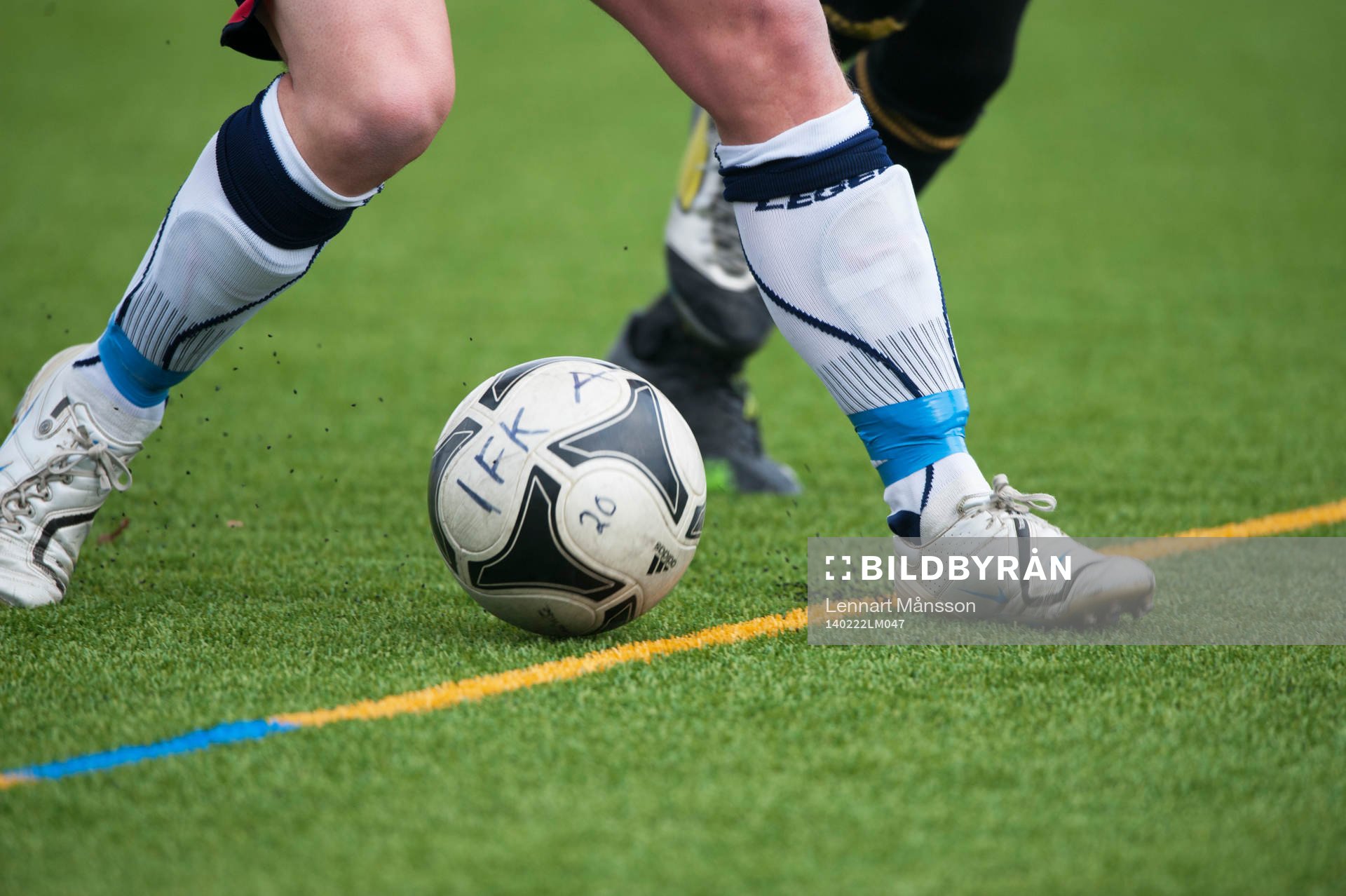Fot, fötter, fotboll i träningsmatchen mellan IFK