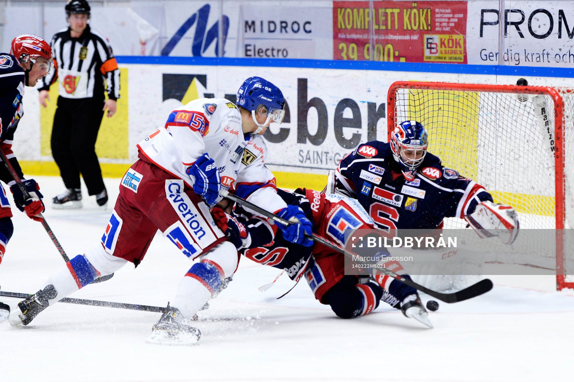 Oskarshamn Lukas Ericsson och  Södertäljes målvakt