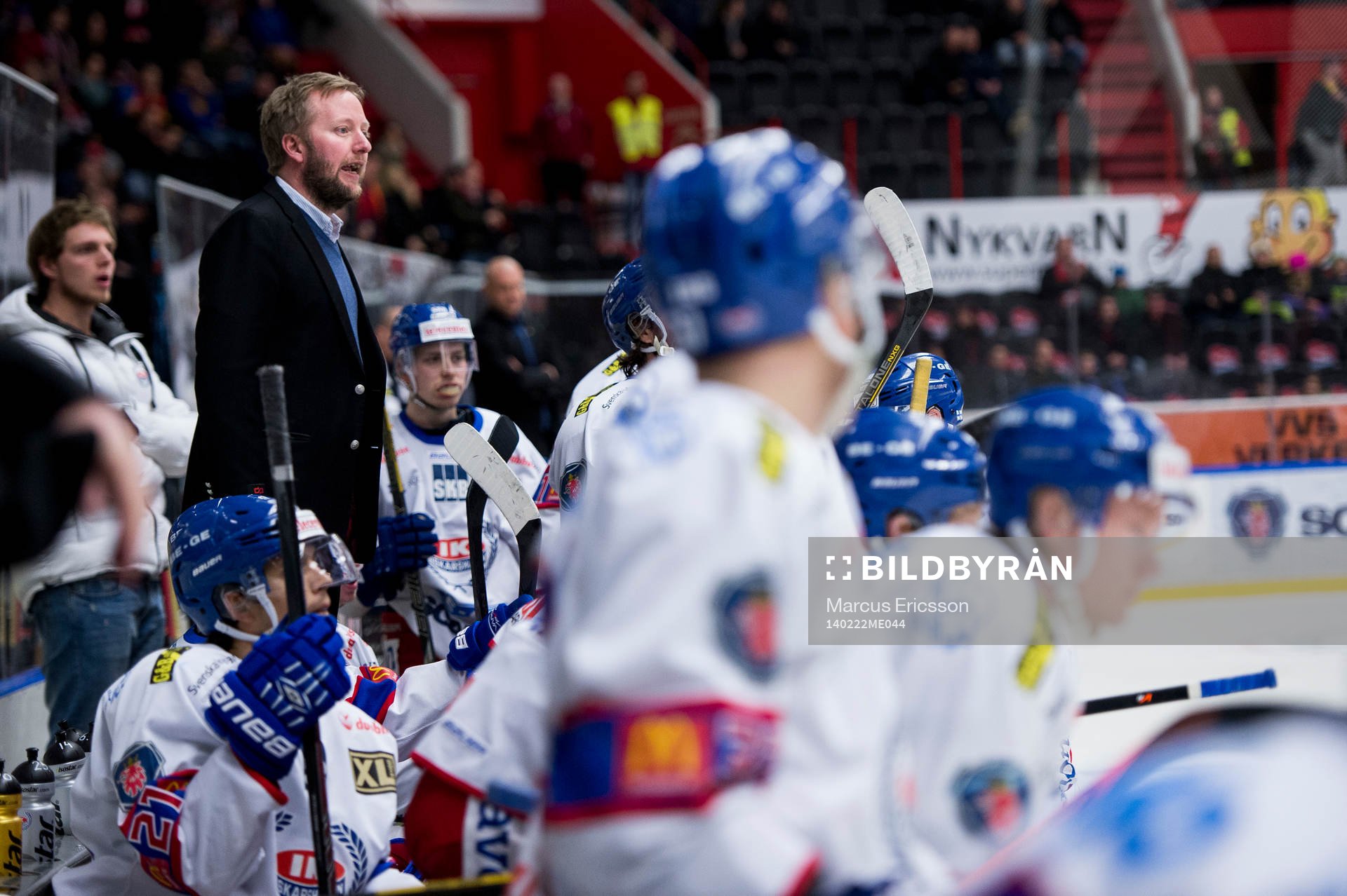 Oskarshamn tränare Fredrik Södertröm coachar ett