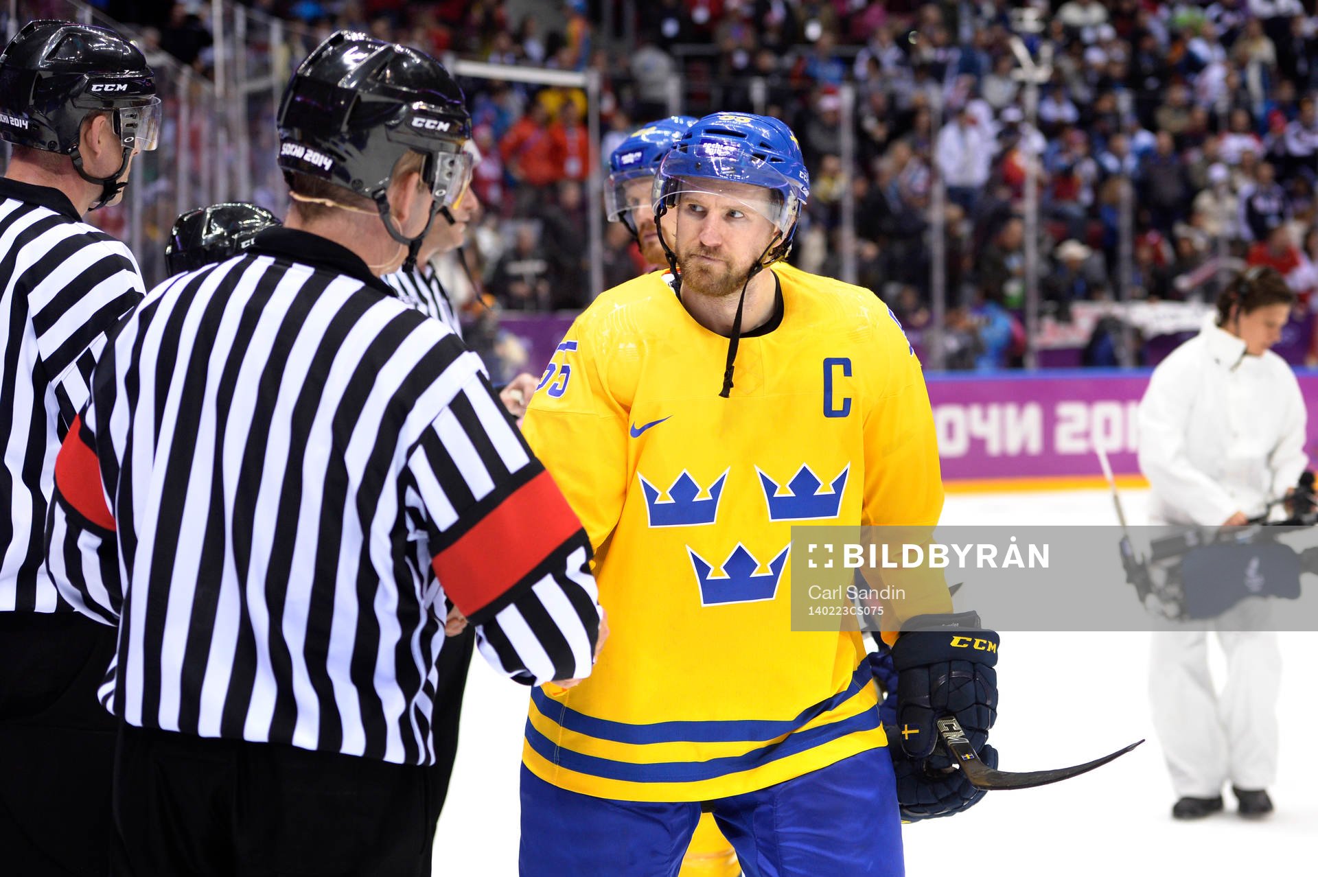 Sveriges Niklas Kronwall tackar domaren