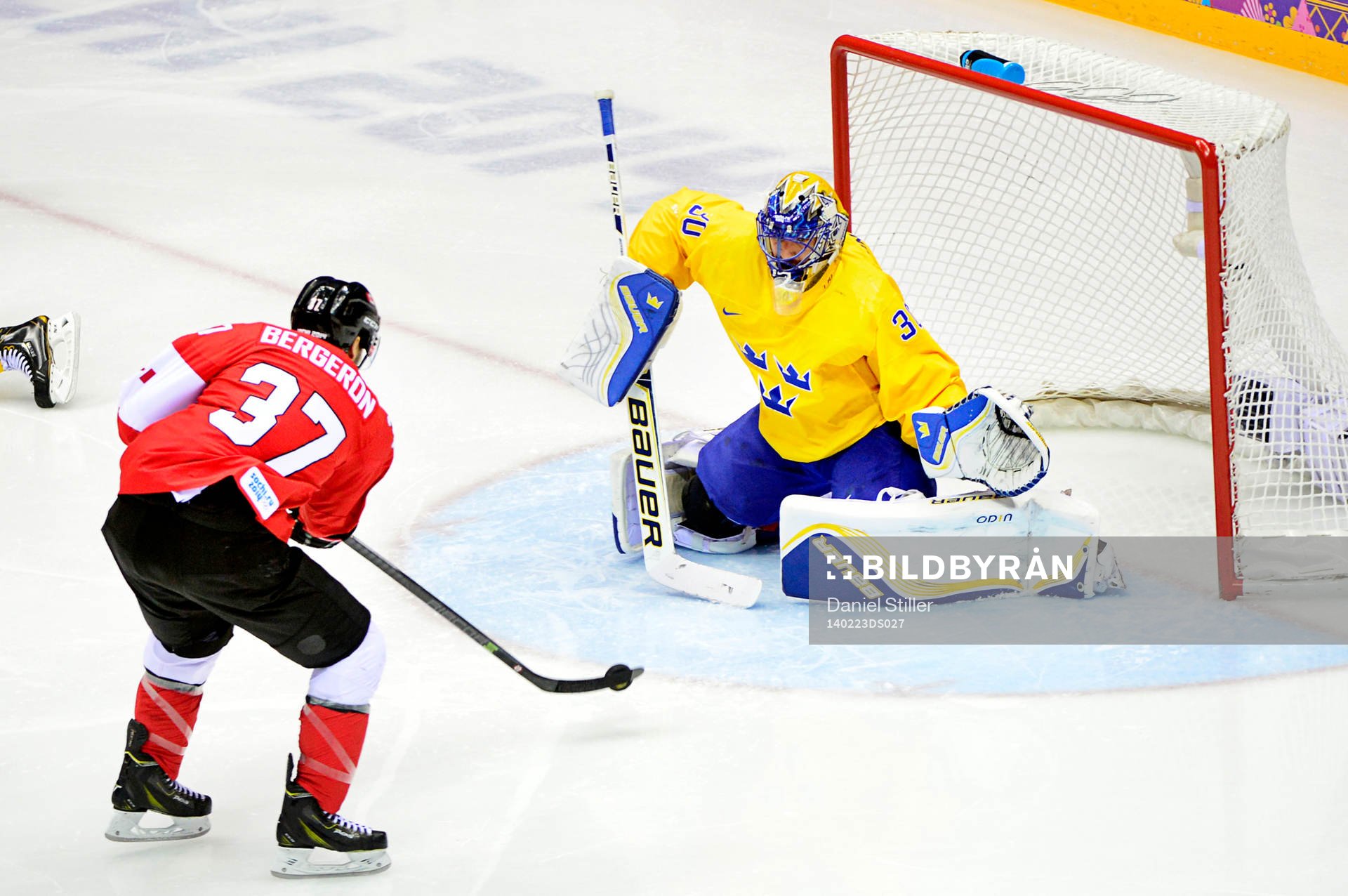 Kanadas Patrice Bergeron kommer fri mot Sveriges målvakt
