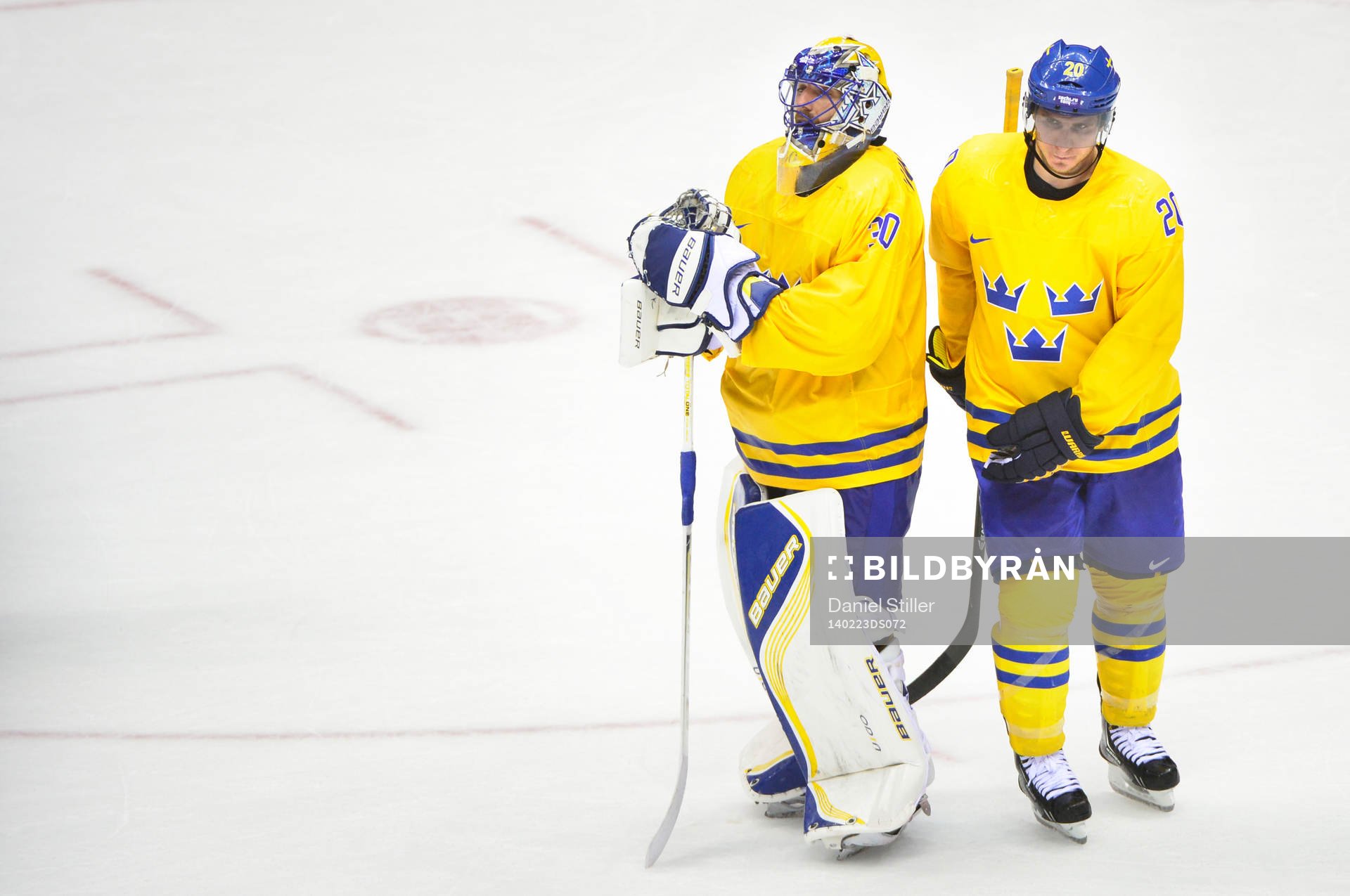 Sveriges Alexander Steen tröstar målvakt Henrik Lundqvist