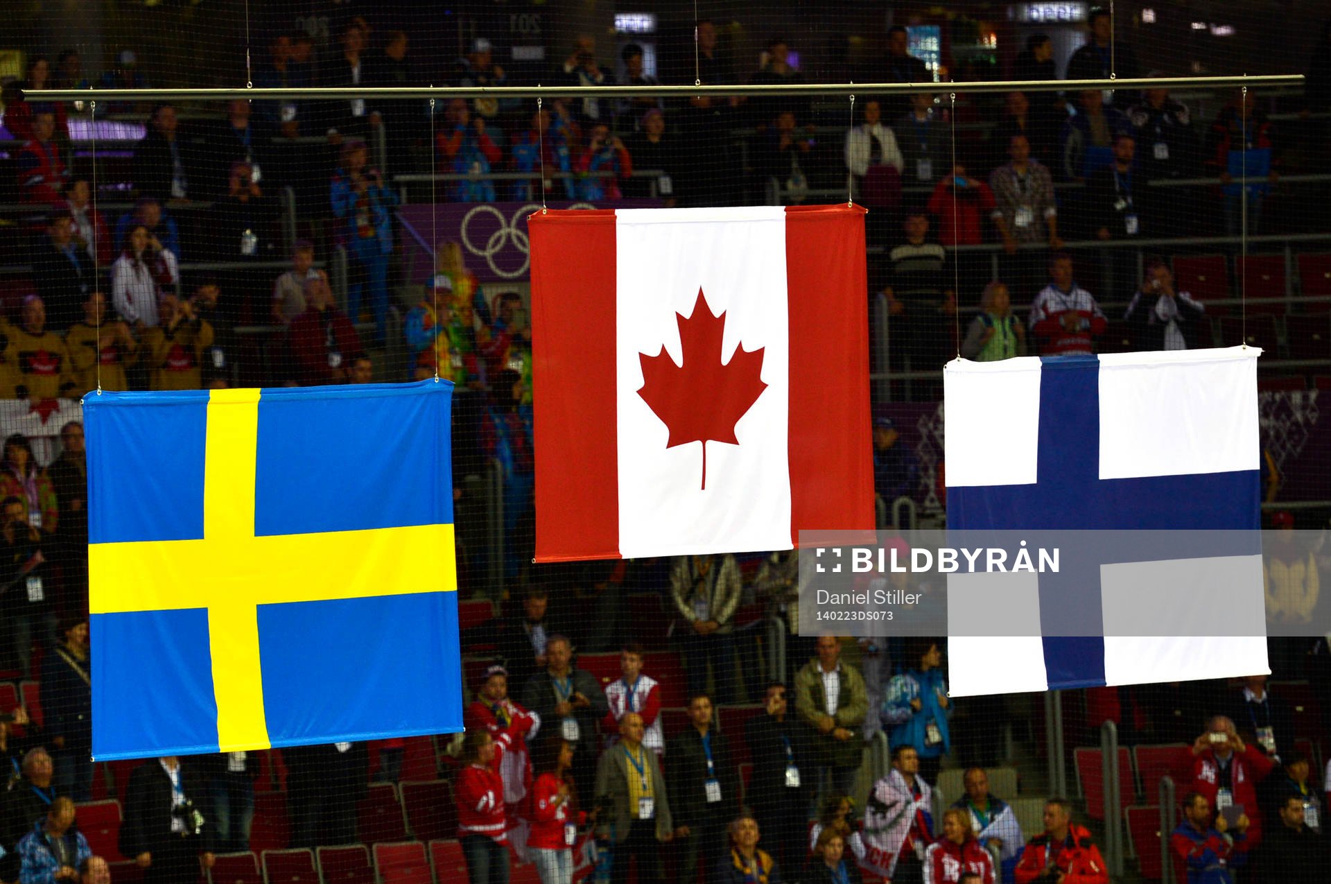 Sveriges, Kanadas och Finlands flagga hissas