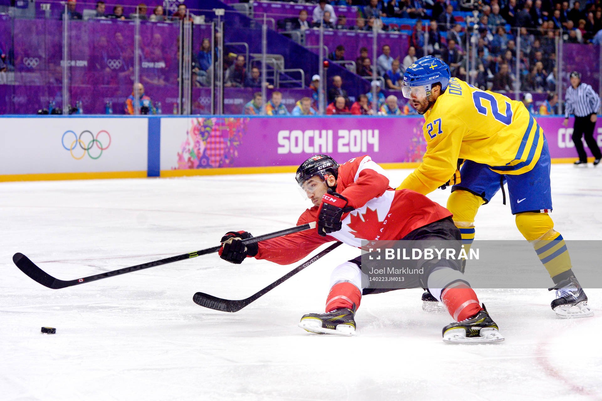 Kanadas Patrice Bergeron stoppas av Sveriges Johnny Oduya