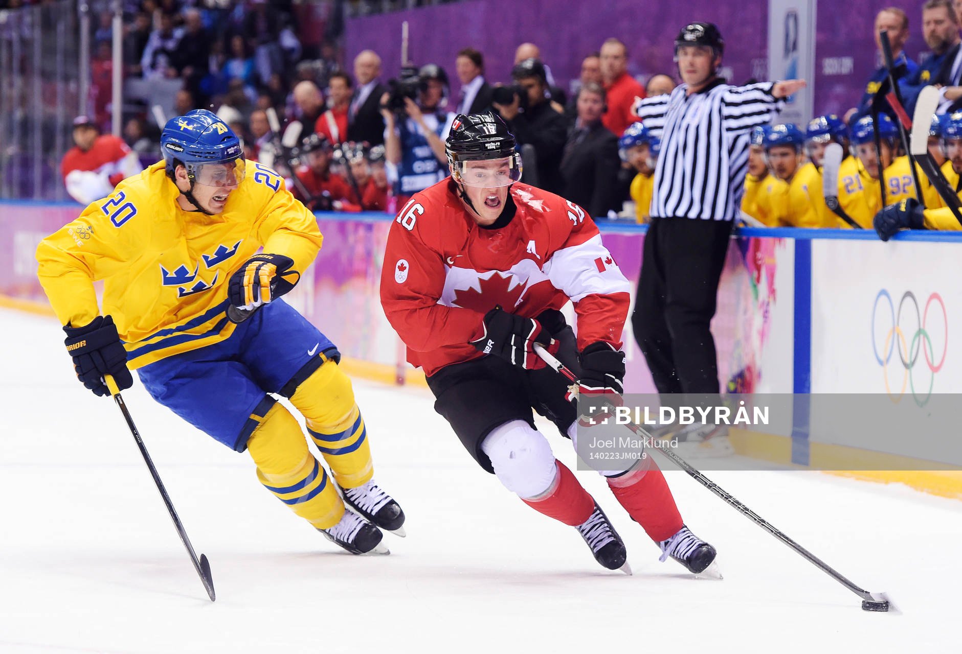 Sveriges Alexander Steen utmanas av Kanadas Jonathan Toews