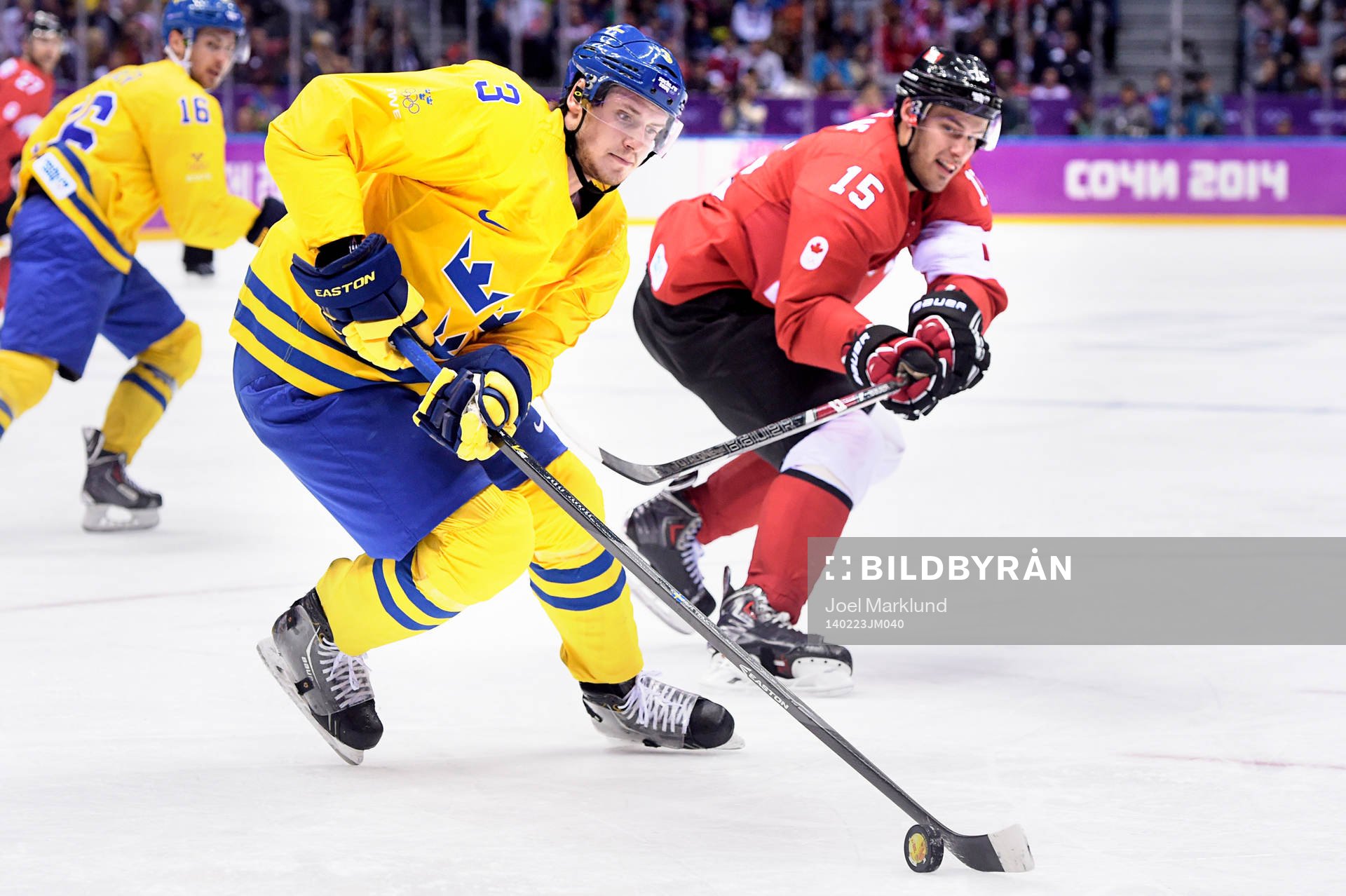 Sveriges Oliver Ekman-Larsson jagas av Kanadas Ryan Getzlaf