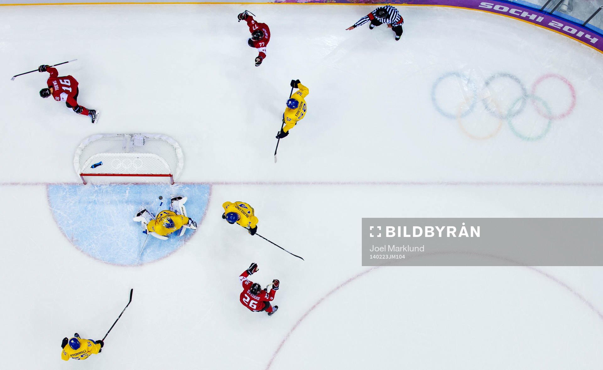 Kanadas Jonathan Toews (t v) jublar