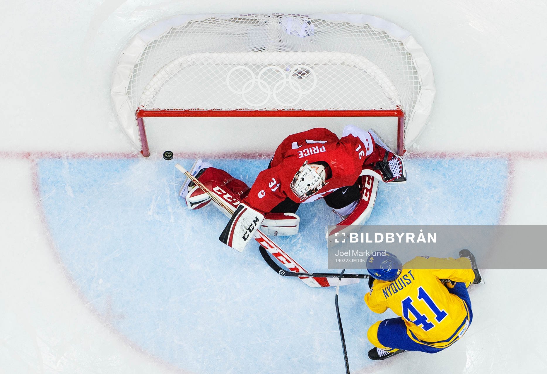 Sveriges Gustav Nyquist skjuter ett skott i stolpen bakom