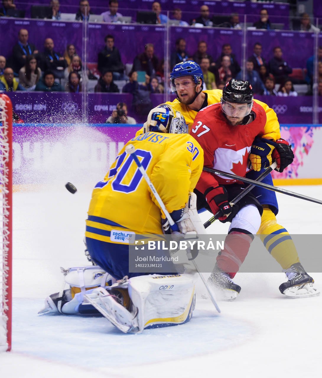 Kanadas Patrice Bergeron oroar framför Sveriges målvakt