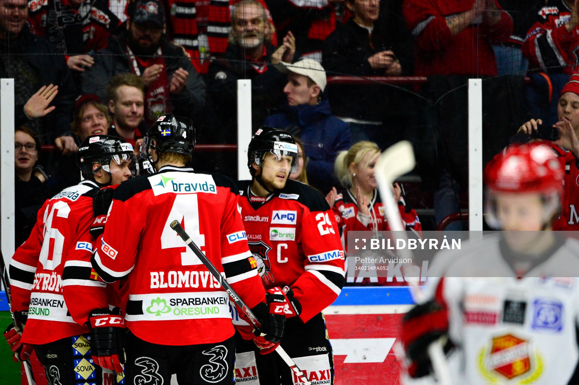 Malmö Redhawks firar Tomas Kollar (th) som gjort 4-0