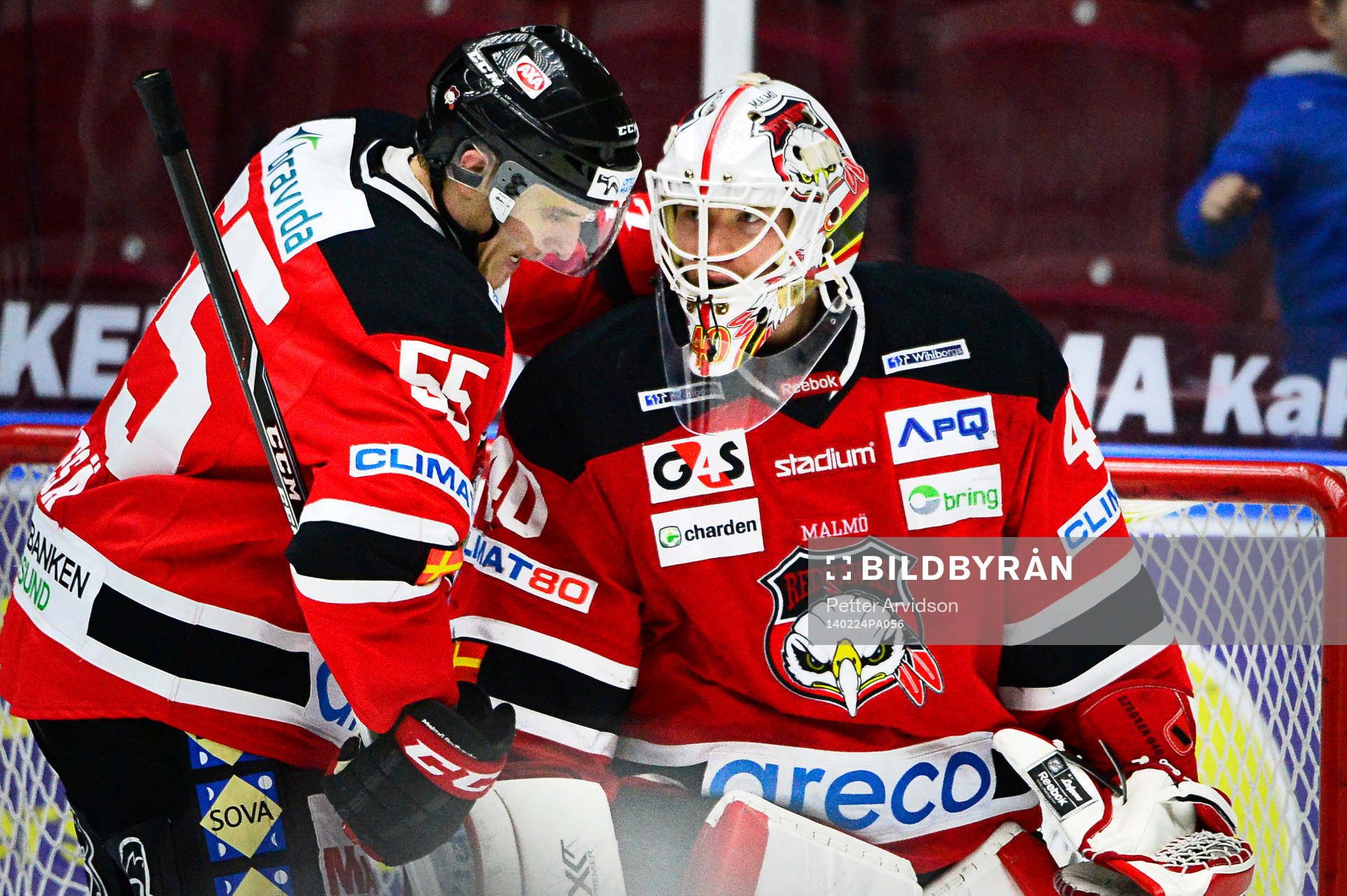 Malmö Redhawks målvakt Pontus Sjögren firar segern med
