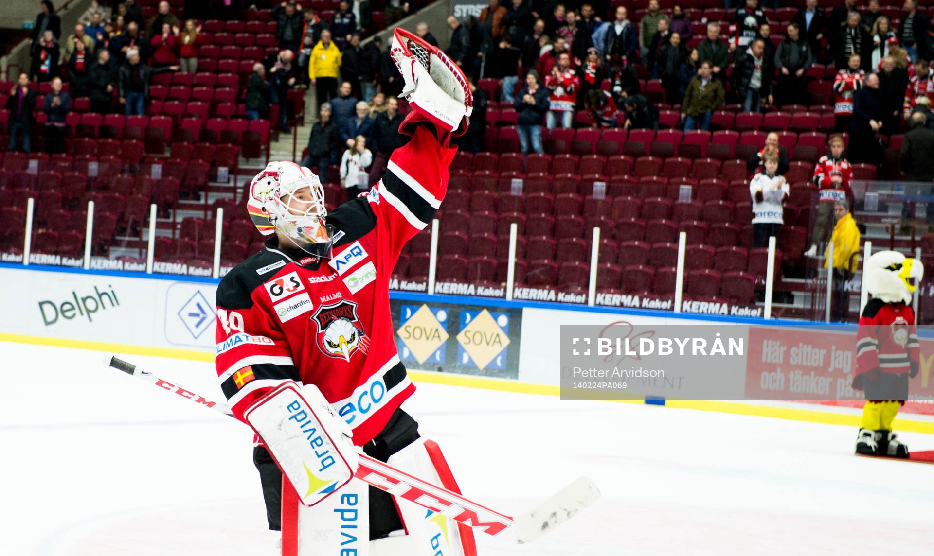 Malmö Redhawks målvakt Pontus Sjögren tackar publiken