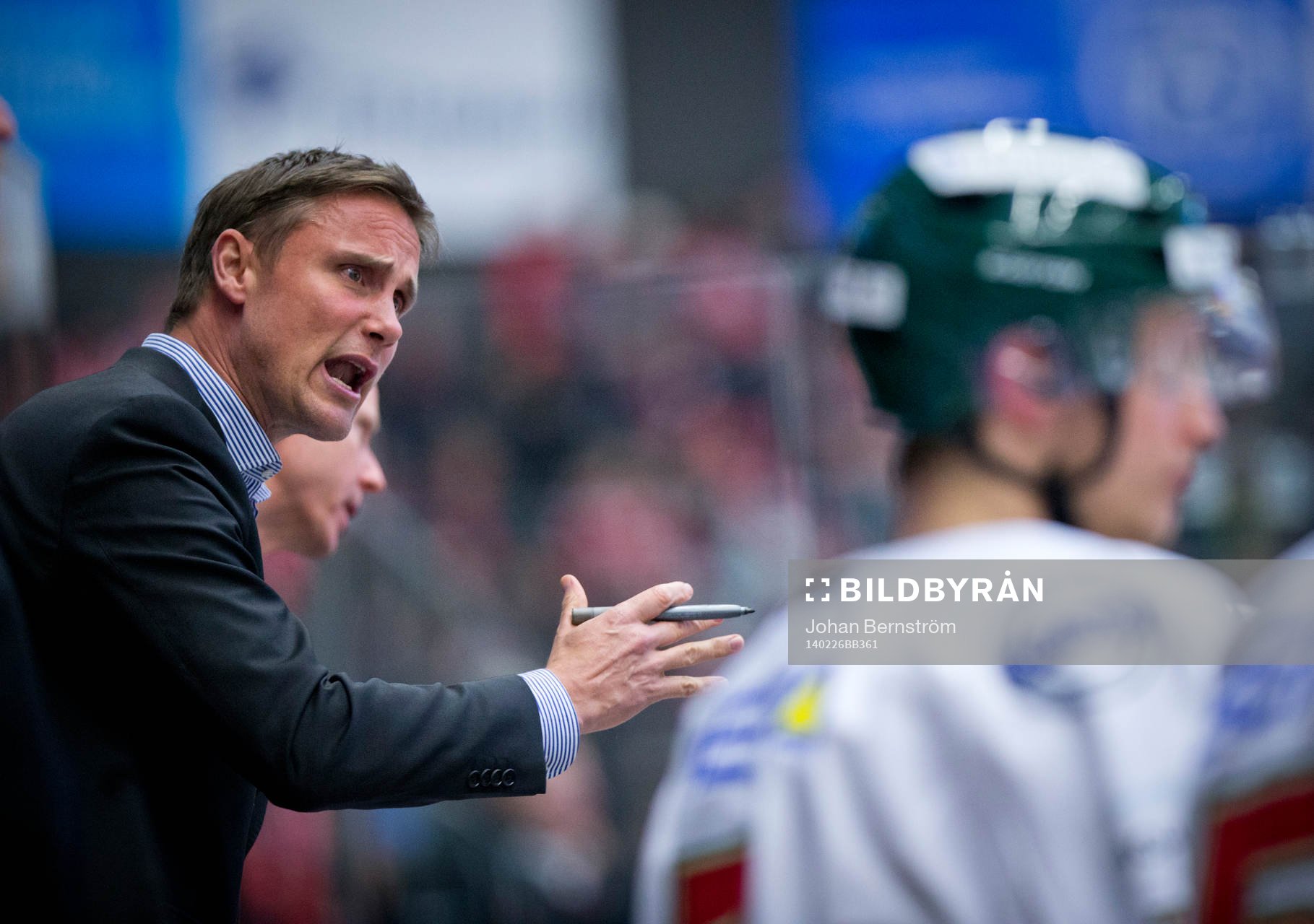 Frölundas tränare Roger Rönnberg är arg i SHL mellan