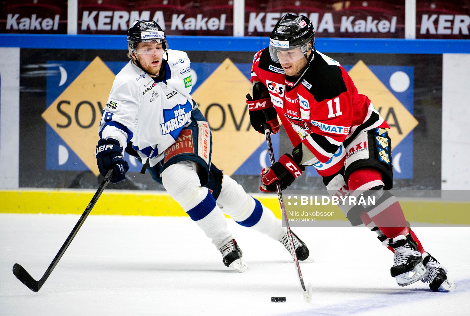 Karlskogas Niklas Roest och Malmö Redhawks Joey Tentute