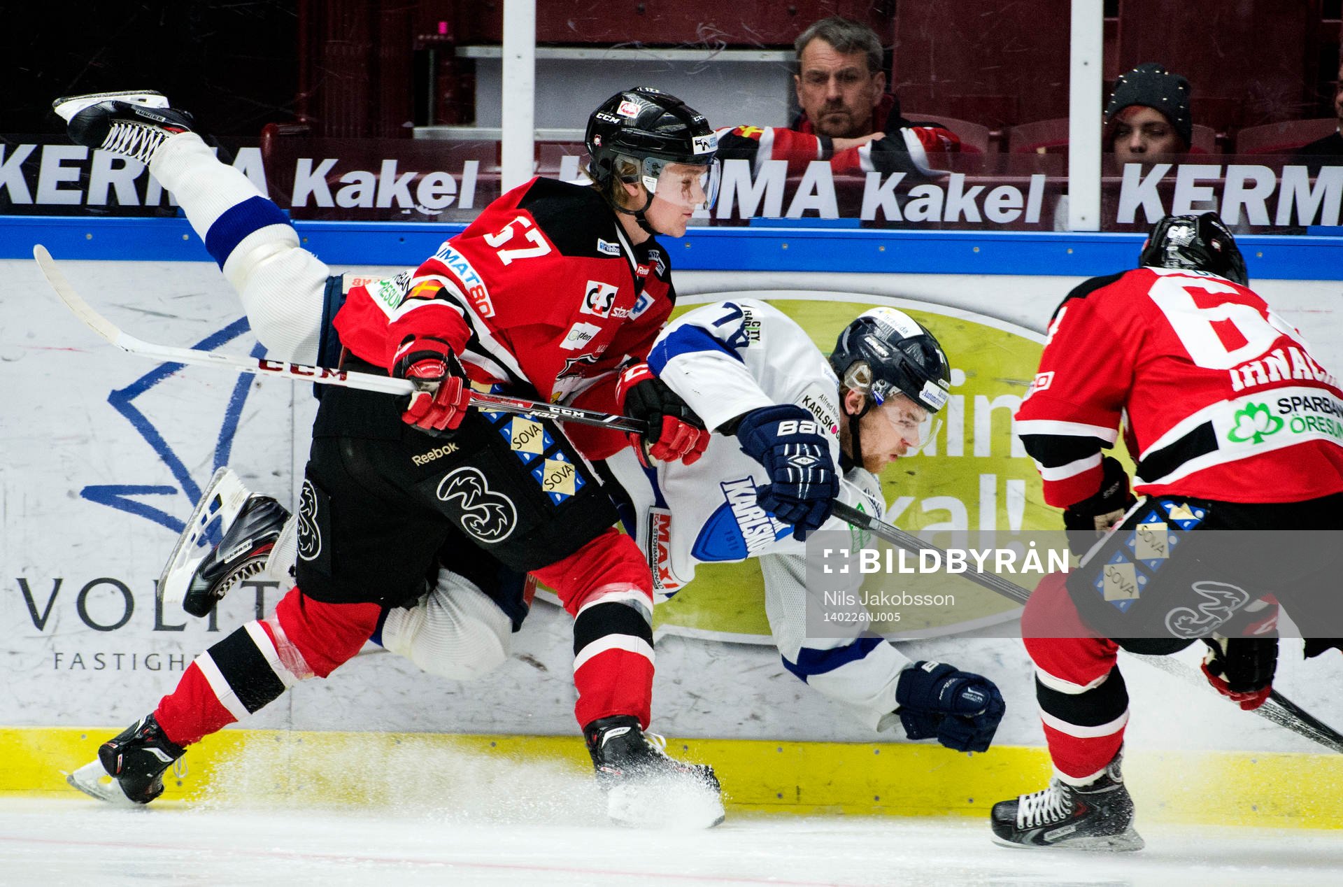 Malmö Redhawks Calle Andersson och Karlskogas Sean-Michel