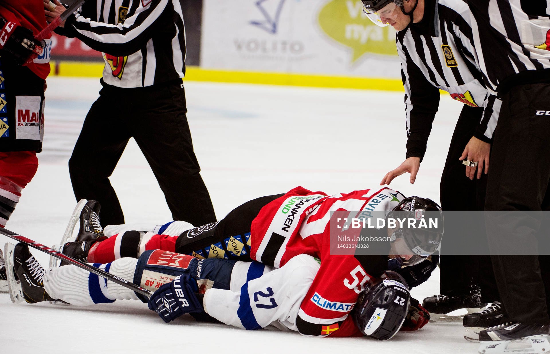 Malmö Redhawks Teemu Kesä omfamnar Karlskogas Pontus