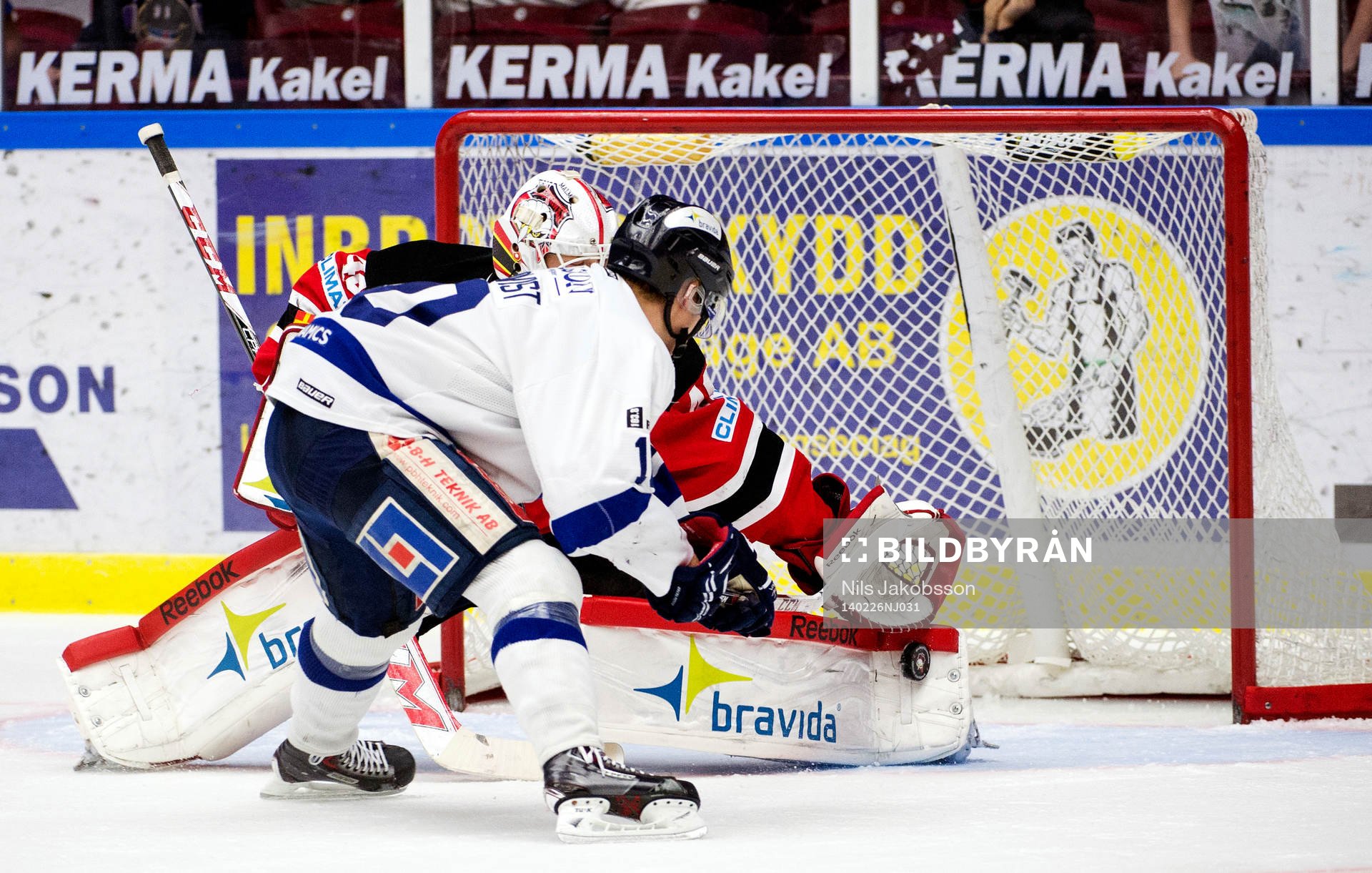 Malmö Redhawks målvakt Pontus Sjögren räddar en straff