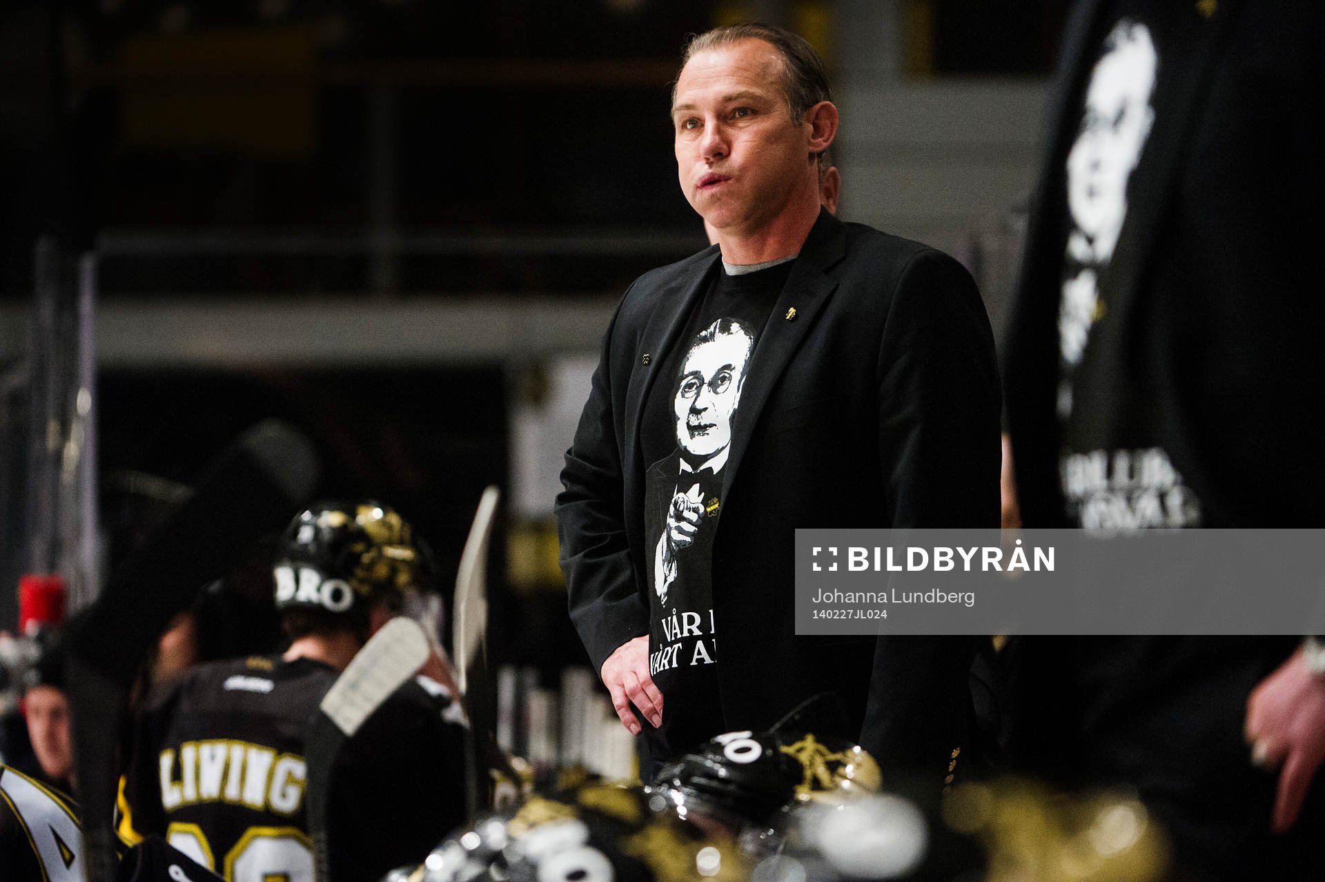 s tränare Rikard Franzén iförd AIK:s kampanjtröjor med