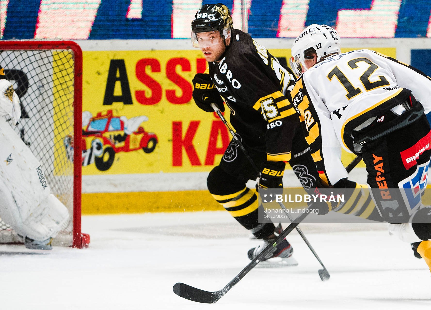 s Derek Joslin  håller koll på Skellefteås  Adam