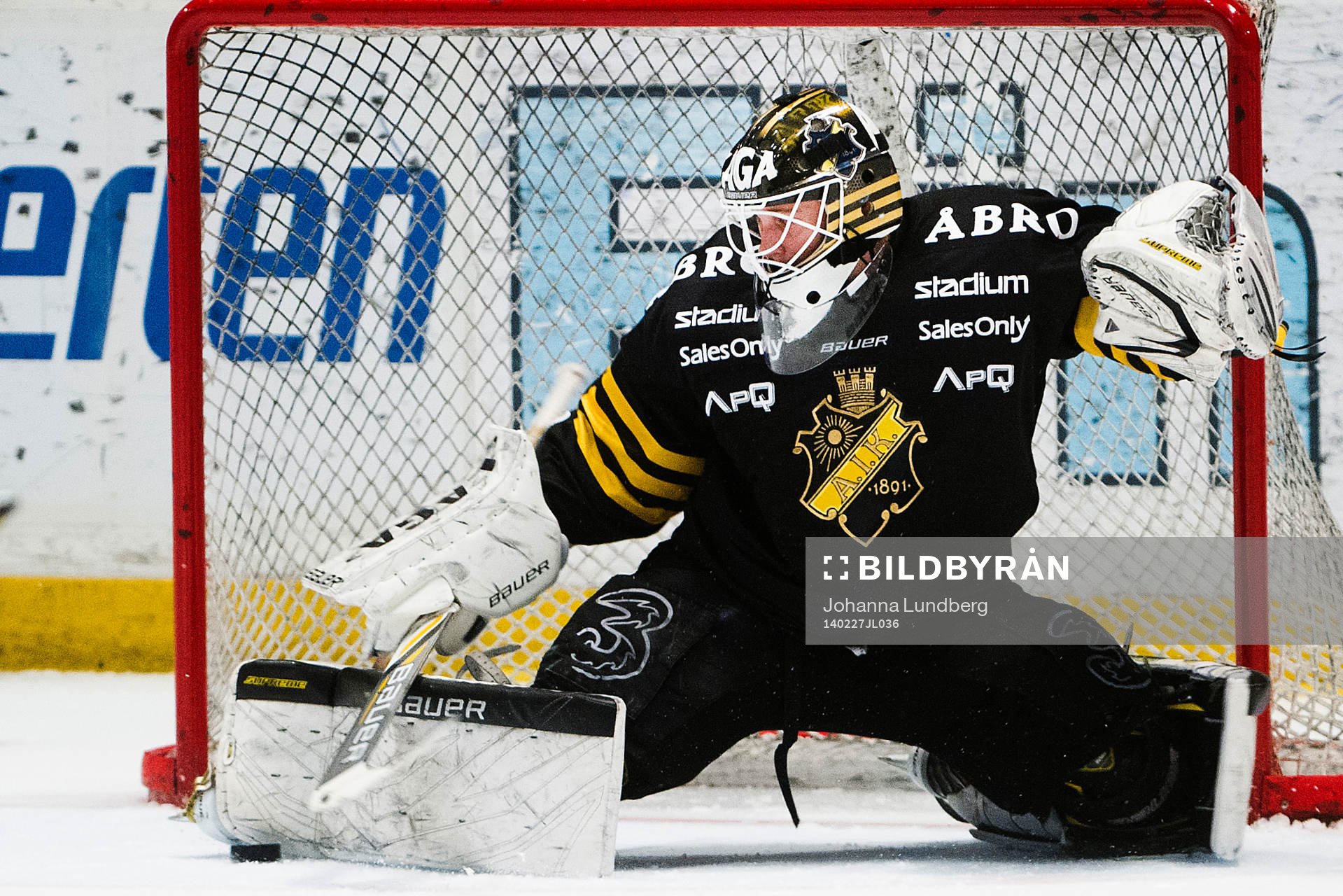 s målvakt Alexander Hamberg  räddar pucken