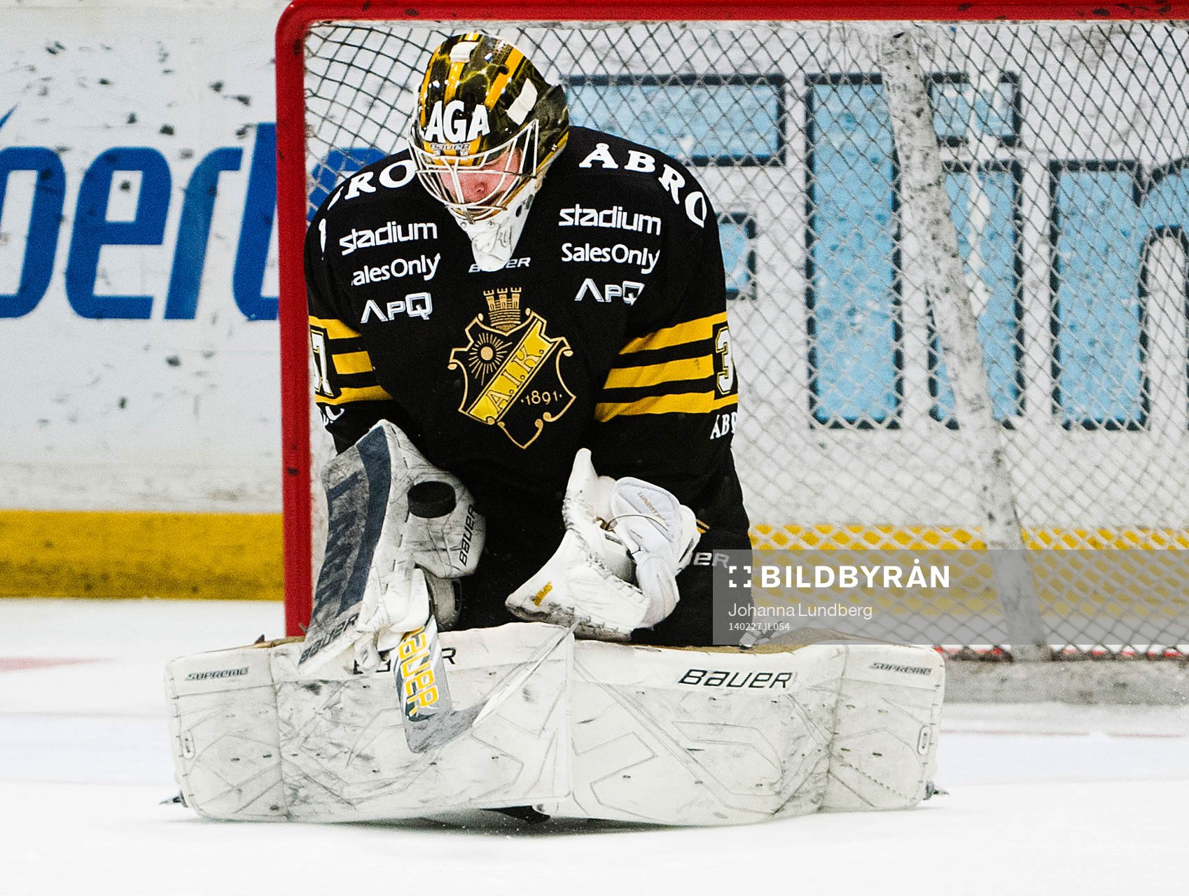 s målvakt Niklas Lundström räddar ett skott