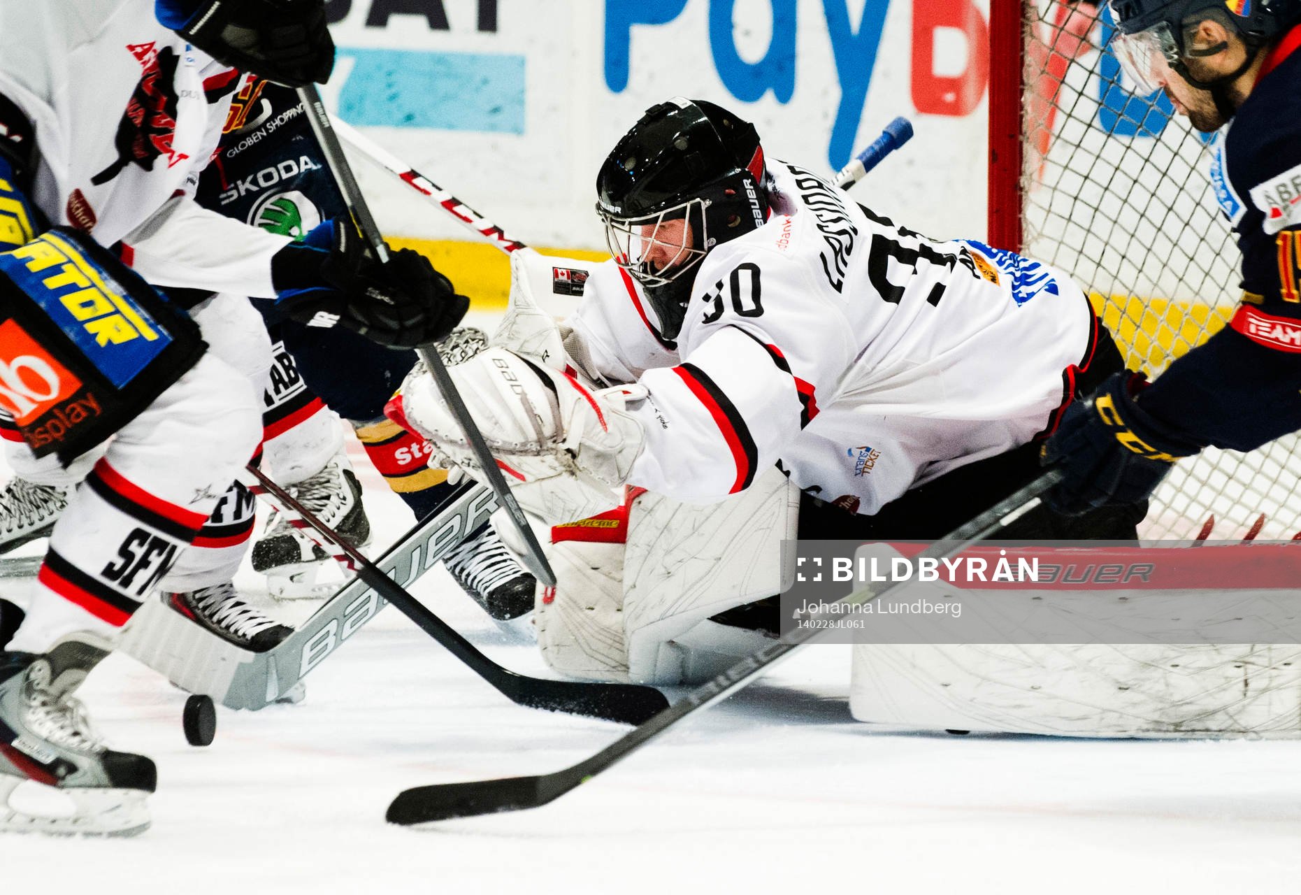 Asplövens målvakt Joel Lassinantti försöker få tag på