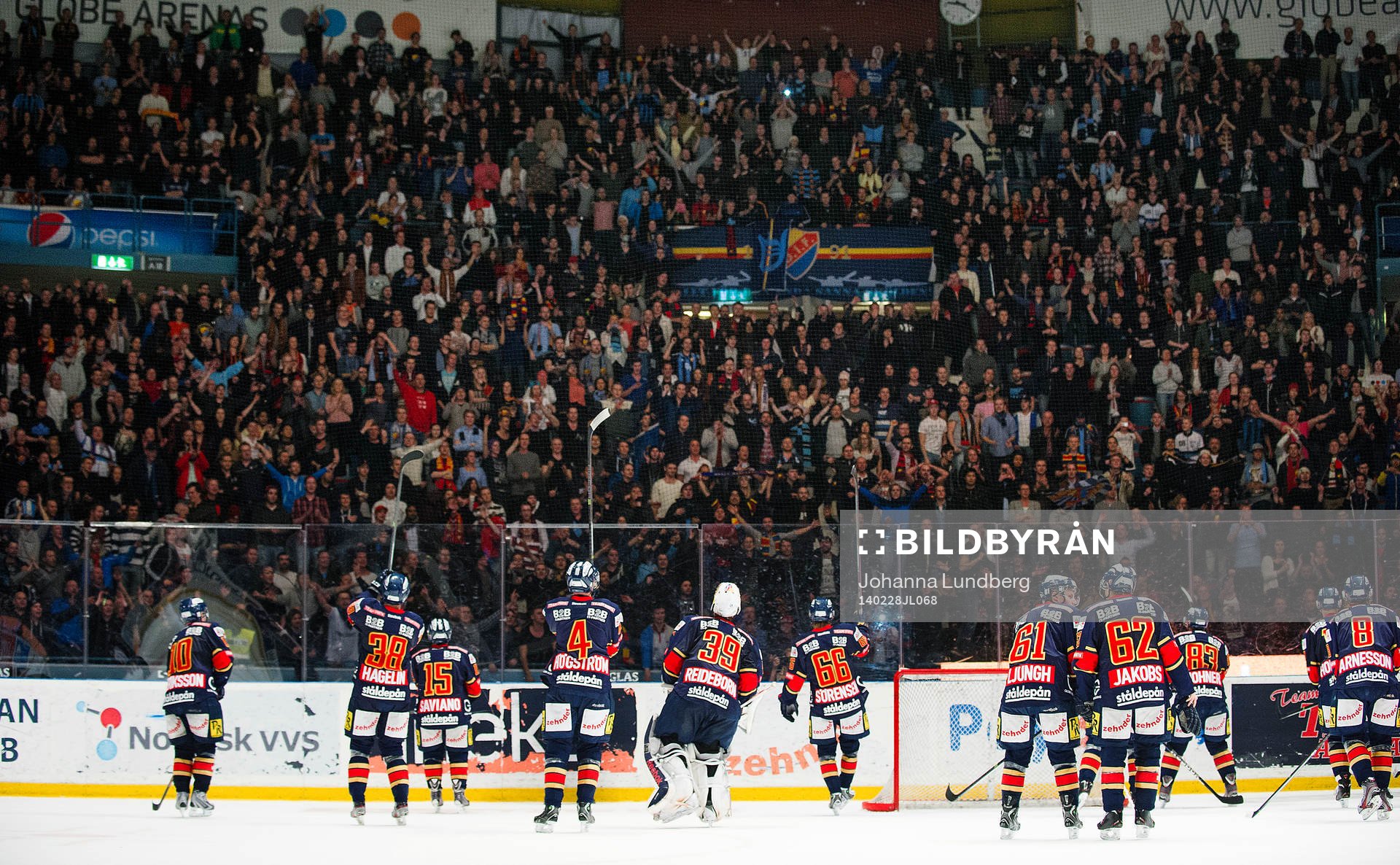 Djurgårdens spelare  jublar  med publiken